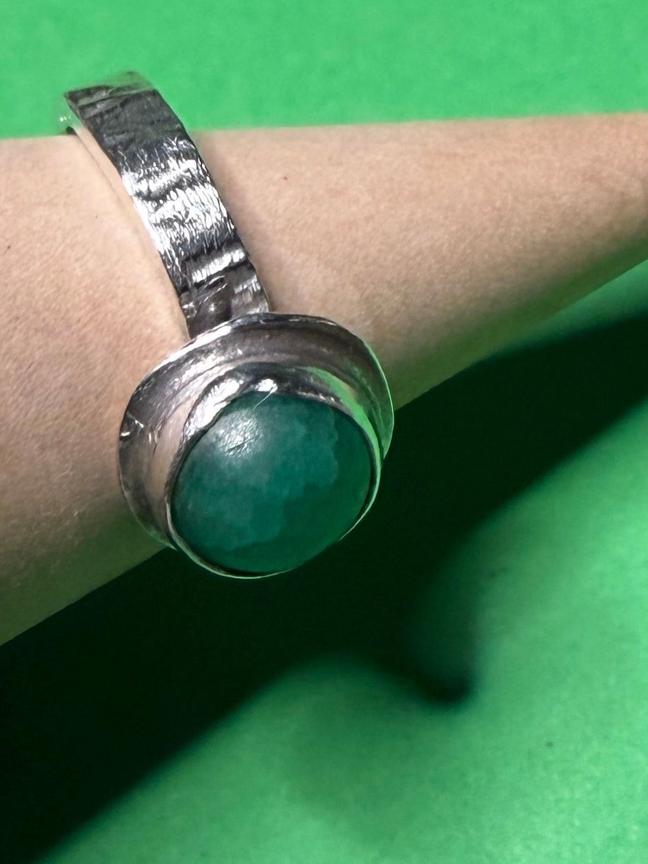 Hand made green agate stone sterling silver band ring. Size M