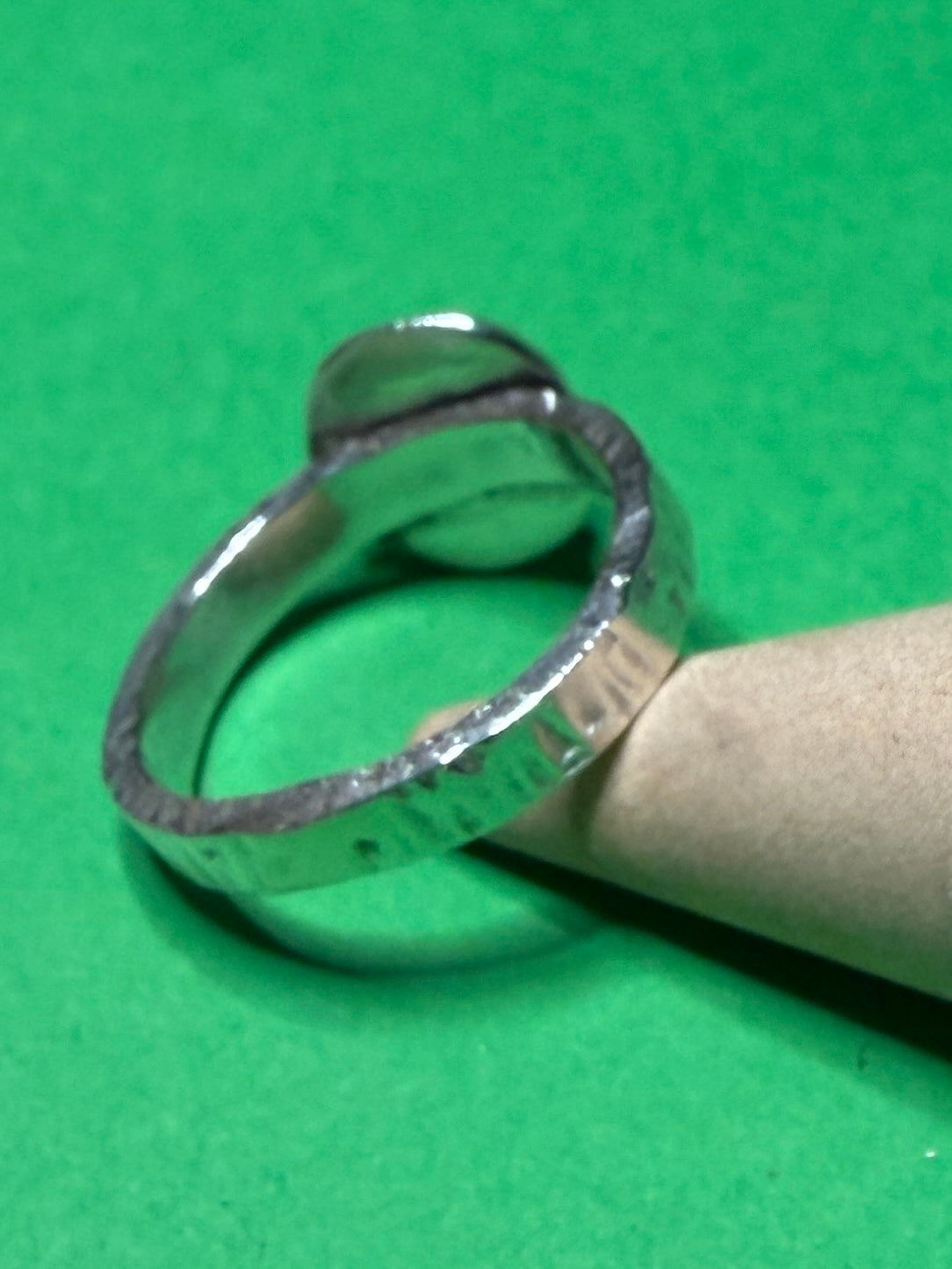 Hand made green agate stone sterling silver band ring. Size M