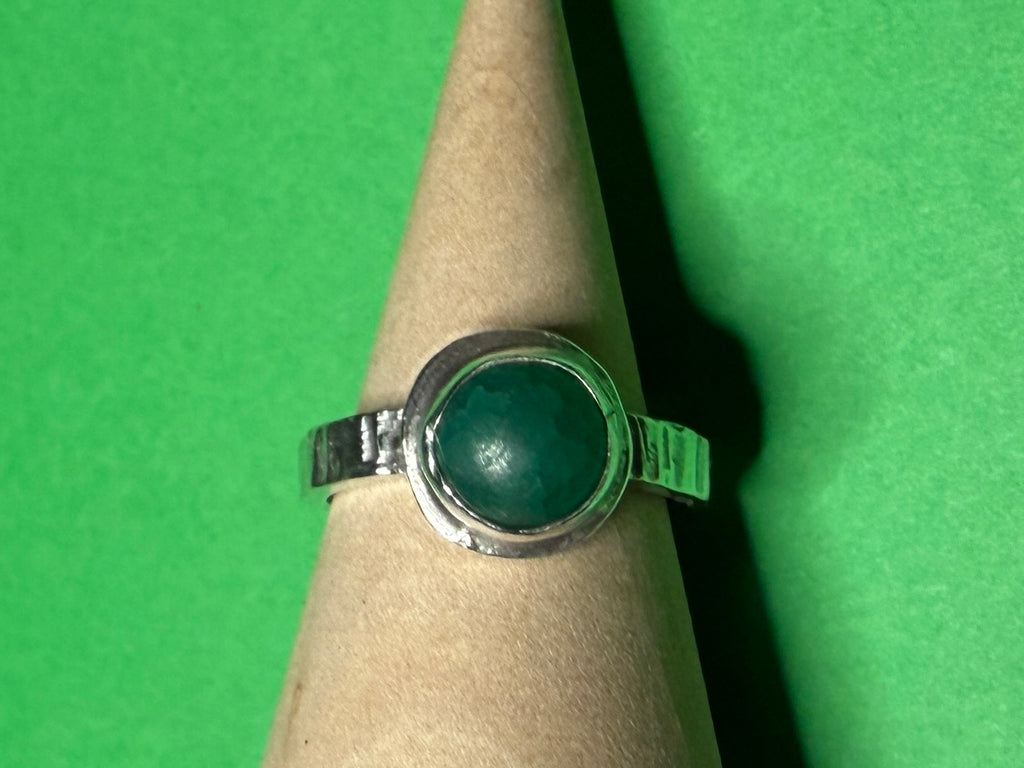 Hand made green agate stone sterling silver band ring. Size M