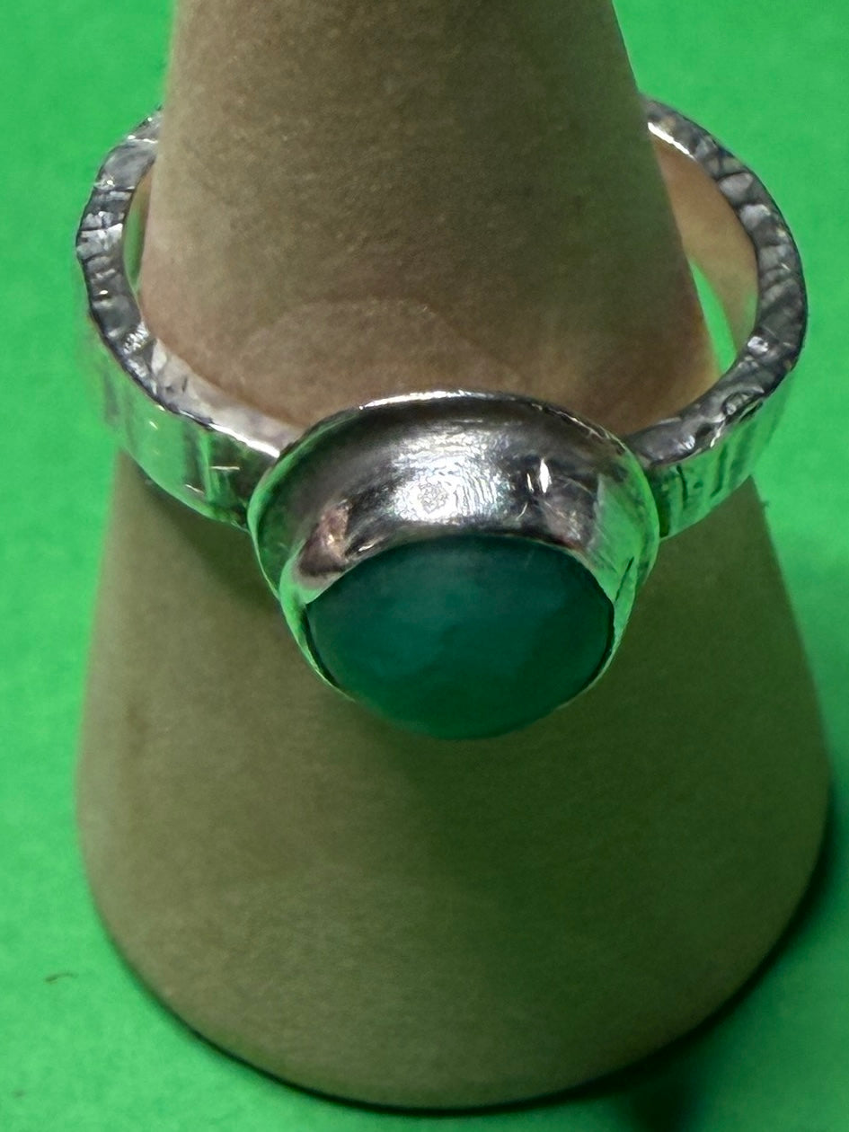 Hand made green agate stone sterling silver band ring. Size M